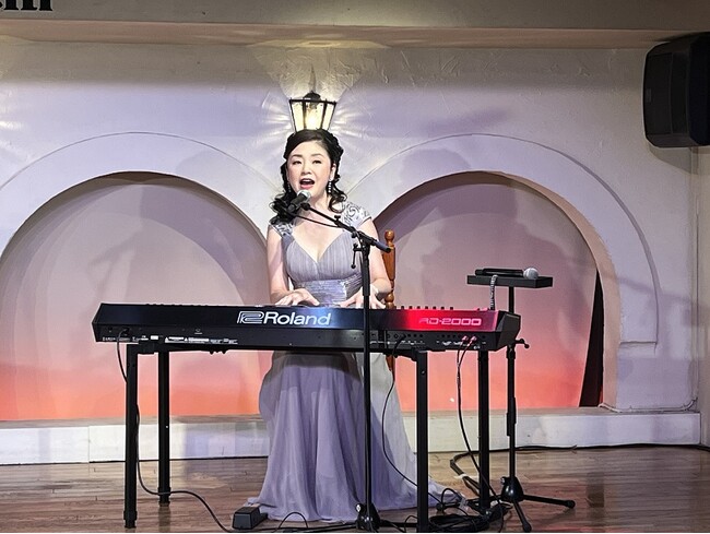 デビュー35周年多岐川舞子、怒涛のカバー曲バースデーディナーライブ2023＠新宿ガルロチ