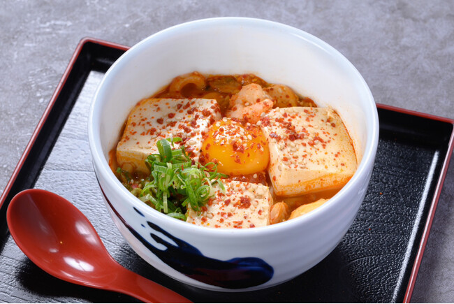 老舗うどん屋の新業態『うどんと唐揚げ酒場 かめや 今治駅前店』が、冬限定のサウナ飯　海鮮スンドゥブチゲうどんを12月1日（金）に新発売【愛媛県・今治市】