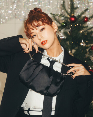 西内まりや & 愛犬ロロをモデルに迎えたHOLIDAY COLLECTION 2023 のスペシャルムービーとルックを公開