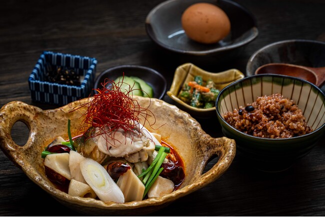 おふろcafe 白寿の湯の冬季限定メニューは、陸上養殖「太平のとらふぐ」や赤城鶏を使用した、体の芯まで温まるあつあつ発酵鍋！