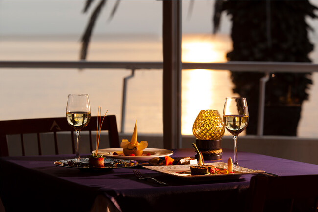 三浦半島の隠れ家リゾート【リビエラシーボニアマリーナ】が贈るクリスマス。海と富士山を眺めながらの食事や、ハーバー越しのサンセットでととのう絶景サウナを備えた「スペースキーポイント」でグランピングを堪能