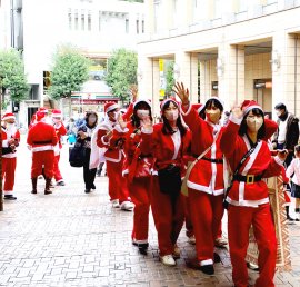 三軒茶屋の街をサンタの衣装で歩く学生の様子(2022年) 三軒茶屋の街をサンタの衣装で歩く学生の様子(2022年)