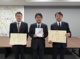 左から、中国銀行 広島支店長 守屋 嘉之様、岡山県 土木部長 長尾 俊彦様、当社代表取締役社長 濱中 雄大 左から、中国銀行 広島支店長 守屋 嘉之様、岡山県 土木部長 長尾 俊彦様、当社代表取締役社長 濱中 雄大