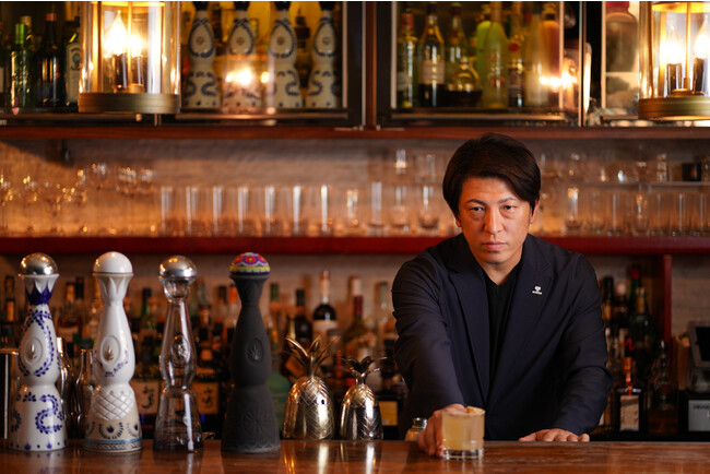 HUGEグループのコーポレートバーテンダー深水氏をゲストに、12月13日一夜限定のクラセアスール・カクテルナイトをグランド ハイアット 東京内のバー＆ジャズラウンジ「マデュロ」にて開催