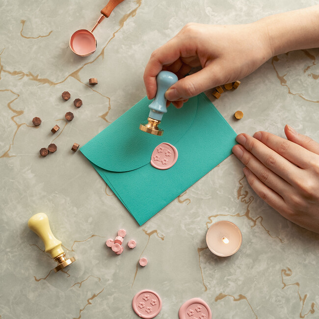 クリスマスのラッピングに！昭和レトロな「アデリアレトロ」のお洒落なデザインを使ったハンドメイドグッズが作れる「アデリアレトロ シーリングスタンプ」に、8種類のかわいい新デザインが登場。