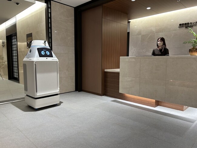 藤田医科大学東京 先端医療研究センターにサービスロボット「FORRO(フォーロ)」新型機種を導入