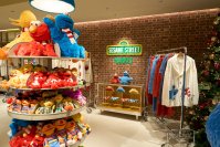 世界で唯一の物販・カフェ・ワークショップが複合したセサミストリートオフィシャルストア「セサミストリートマーケット」ついに2023年11月30日(木)、1号店の池袋サンシャインシティ店オープン!目玉は【SESAME STREET meets GELATO PIQUE】コラボレーションアイテム
