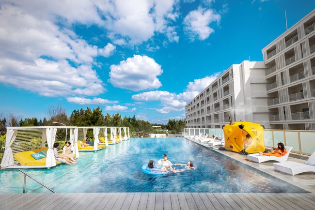 【BEB5沖縄瀬良垣（ベブ）】冬の屋外でプールにサウナ！？沖縄の冬をHOTに満喫できる「よんな～HOTステイ」開催｜2023年12月1日～2024年2月29日