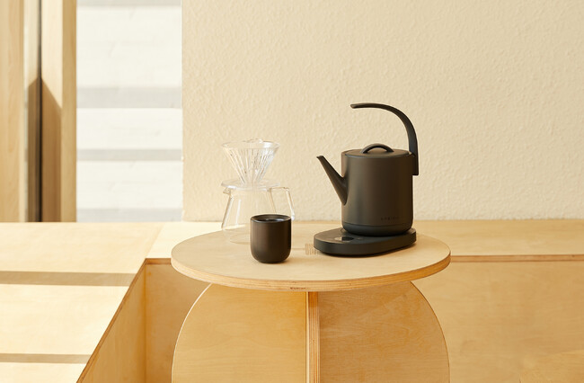 “ぬくもりのある生活”をとどける電気ケトル COVE(コーヴ）が、EPEIOSより登場！生活シーンに合わせて、欲しい分だけスピーディにお湯が沸き、最適な温度に調節＆保温が可能に。