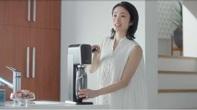 飲みたい瞬間、好きなだけ！出来立て炭酸水を振る舞う上戸さんに注目！　【ソーダストリーム】上戸彩さん出演の新CM公開