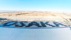 大阪・関西万博 大阪ヘルスケアパビリオンバックヤード棟」に「OSAKA」の形に並べた“おもろい”太陽光発電システムを設置