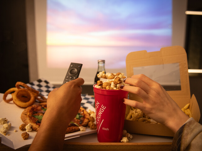 ”泊まれる映画館”と話題の全室プロジェクター付きライフスタイルホテル「slash 川崎」で、1日中映画の世界を堪能できる、映画GIFT付き宿泊プランが11/30（木）から新登場。