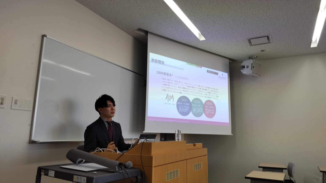 大学院生が分析！創業100年間近の“ハリウッド”が発売したSDGｓコンセプト化粧品『feel coral サンプロテクト ミルク』をテーマに、立教大学大学院でブランドマーケティング講義を実施