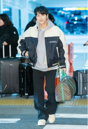 【ルイ・ヴィトン】ソン・ジュンギ、ルイ・ヴィトンを着用して韓国の仁川国際空港に到着