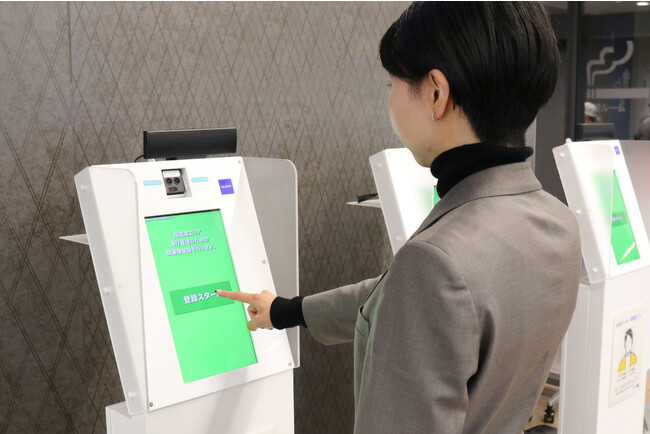競馬場の指定席エリアで顔認証技術を活用した入退場管理の実証実験を実施