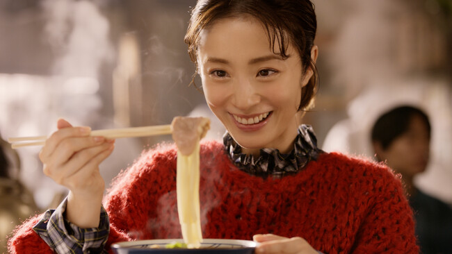 上戸 彩さんがひと手間かけた打ち立てうどんで“幸せ”気分丸亀製麺の新TVCMに冬の定番が今年も登場！濃厚な鴨肉の旨みが溢れる『鴨ねぎうどん』おいしさの四重奏で重なる味わい『肉がさね玉子あんかけうどん』