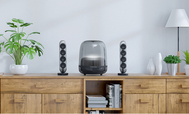 ニューヨーク近代美術館に収蔵された実績を持つHarman Kardonを代表する伝説的なシリーズの最新モデルアクティブスピーカー「SoundSticks 4」に新色ブラックがラインアップ