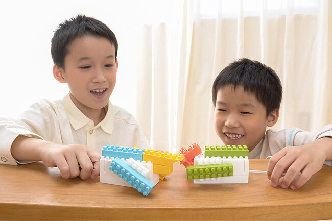 動くブロック遊びで創造力を育てる。教育者向けセットも提供開始！kurikitとダイヤブロック(R)がつくったブロックキット「ウゴクブロック」12月1日(金)新登場