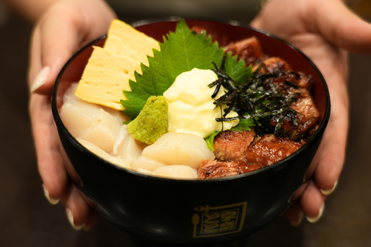 日本の水産業界を「食」で応援！ホタテ×うなぎの最強タッグによるご褒美ごはんを開発！