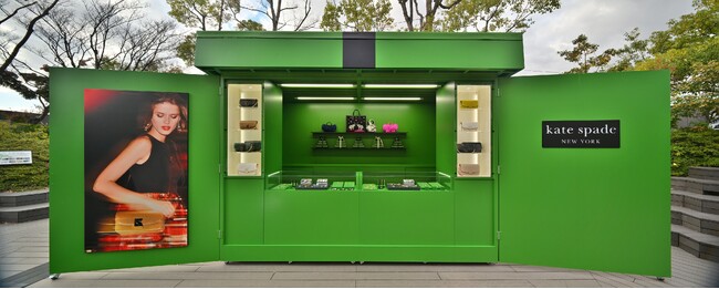 ケイト・スペード ニューヨークは、東急プラザ表参道原宿 「おもはらの森」にギフトボックス型のポップアップショップを12月25日までオープン！