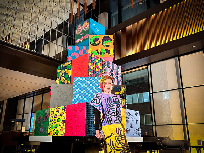 ハイアット セントリック 銀座 東京 パリを拠点に世界で活躍するアーティストitu’(イトゥ)氏が手がける、多様性をテーマにした、色鮮やかなドローイングクリスマスツリーが登場