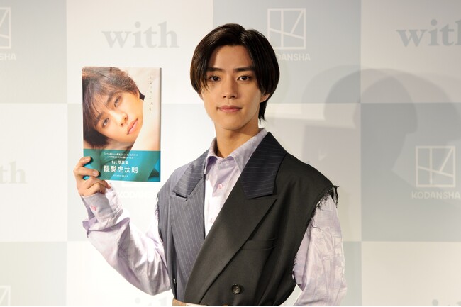 醍醐虎汰朗1st写真集『となりのこたろー』発売記念イベントを開催! 「サウナのカットはマストで」
