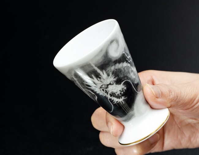 大倉陶園 作「干支の酒杯」と共に迎える新年、辰年。世界最高級の磁器を追及するメーカーへの特注品です