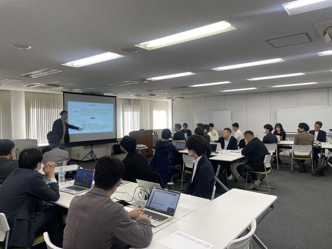 人材育成のど真ん中に「課題形成力の向上」を据えた人事施策を展開。全マネジメントに「課題形成力強化研修」を実施しました。