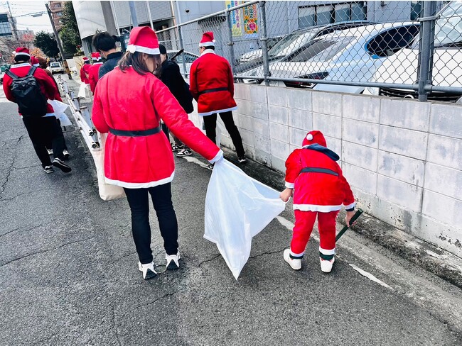 100人の「おそうじサンタ」がクリスマスシーズンを迎える岡山の街をきれいに！【両備グループ】