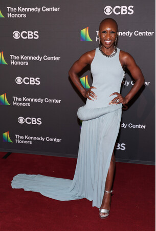 【ルイ・ヴィトン】シンシア・エリヴォ、ルイ・ヴィトンのカスタムメイドドレスを着用