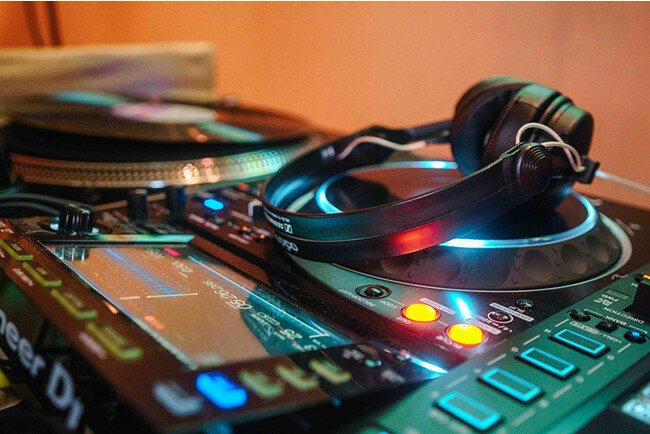 「シティポップ」でDJが演出するイヤーエンド！獅子舞がヴィンテージモダンな空間を練り歩くニューイヤー！年末年始イベント　2023-2024
