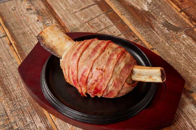 今年はチキンじゃなく、ビーフでクリスマス！全長35cm・重さ1000g “トリュフ香る骨付きビーフ”￥350012月5日(火)～数量限定販売開始