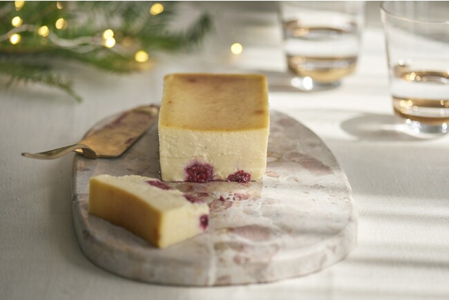 「Mr. CHEESECAKE 」初雪のような純白の「White Berry」と、ピスタチオが主役の「Pistachio Raspberry」2種類のホリデー限定フレーバーを販売＜大丸京都店＞