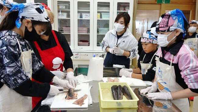 小学校5・6年生が、地元産のロウソクホッケをさばいてアゲ魚っ子に＜大間アゲ魚っ子キャンペーン＞「海の未来をアゲアゲにーさばいて知ろう！わいだぢの海」を開催しました！