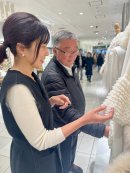 CASHMIKAのデザインに笑顔を見せる会長 CASHMIKAのデザインに笑顔を見せる会長