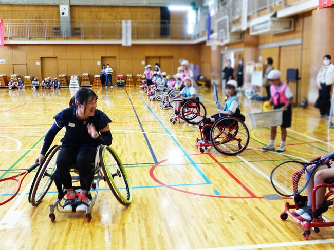 車いすテニスプレイヤー高室 冴綺が小学校を訪問しました