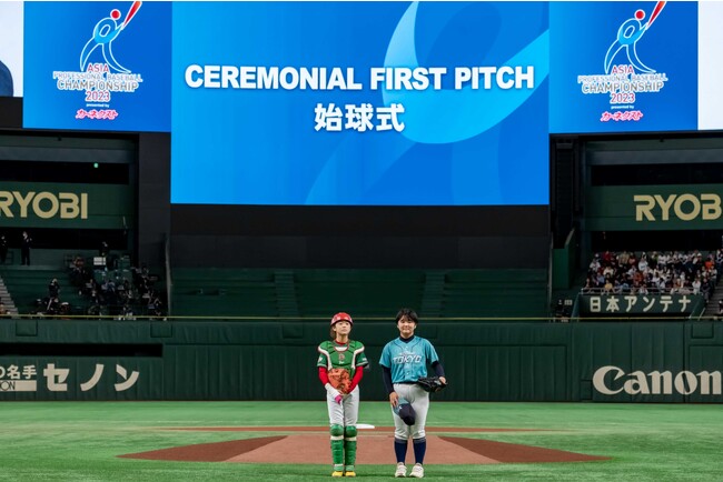 【ラグザス/RAXUS】カーネクストアジアプロ野球チャンピオンシップ2023の「始球式」に女子プロ野球選手を夢見る姉妹を招待