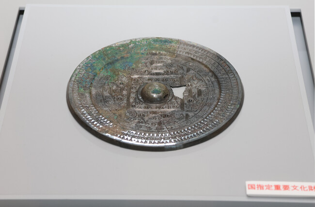 初公開の瓦器のほか国指定重要文化財「青龍三年」鏡など約100点が並ぶ企画展