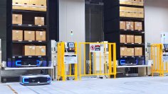 エア・ウォーター・マッハの新物流センターでギークプラスの昇降機連携型自動棚搬送ロボットを導入