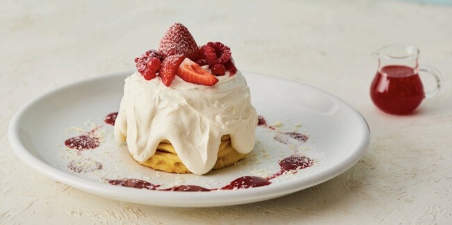 艶やかなストロベリーソースをかけて食べる ストロベリーショートパンケーキを12月13日(水)より期間限定販売！ 