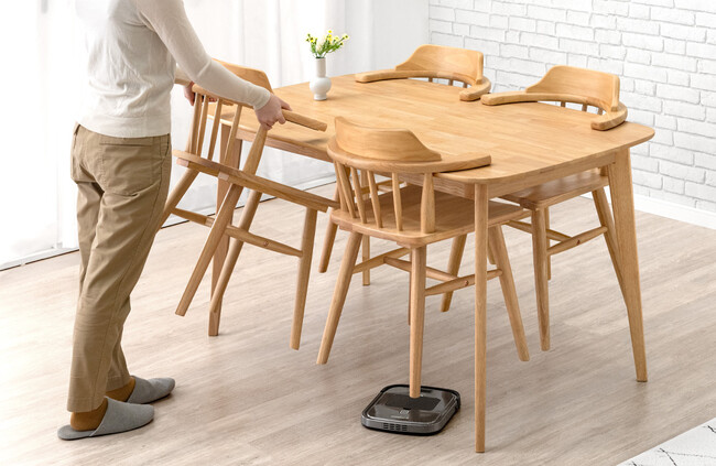 【タンスのゲン】お掃除ロボット対応のチェアを3種発売！テーブルに引っかけチェアを浮かし掃除スペース確保！