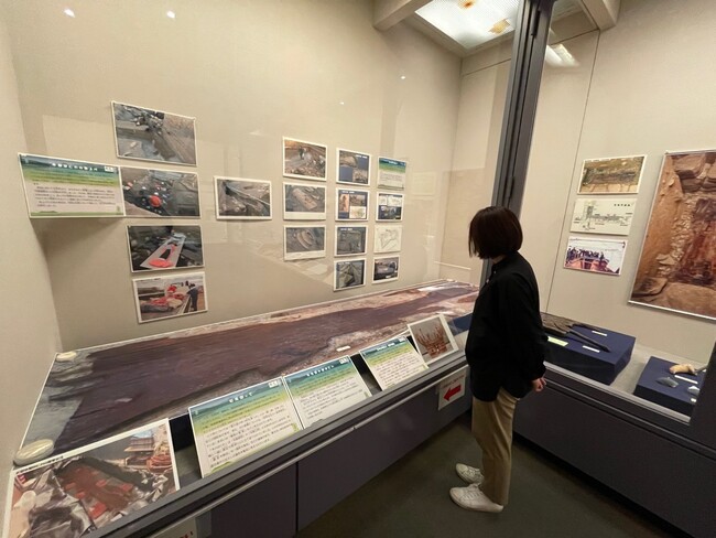 【日本最大級の木製はにわ】市役所で実物大写真展示（大阪府羽曳野市）