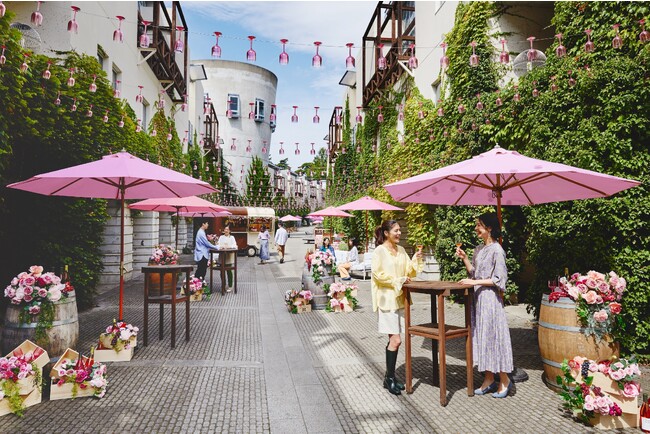 【星野リゾート　リゾナーレ八ヶ岳】春らしい華やかな街並みでロゼワインを楽しむ「八ヶ岳ロゼワインストリート」開催｜期間：2024年3月12日～4月21日