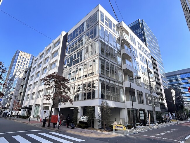 暗がりの駐車場上空が明るいテナントビルに。「PhilPark(フィル・パーク)田町Shibaura」が新たに竣工