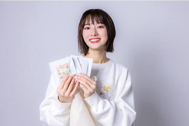 女優・搗宮姫奈が手掛けるコーヒーブランド「White Monkey」が、フルーツ香る革新的なコーヒーバッグを販売開始！クリスマス限定パッケージも登場！
