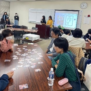 【11月25日「女性に対する暴力撤廃の国際デー」/12月10日「世界人権デー」】外国語学部 甲斐田万智子教授と学生が、女性に対する暴力撤廃の啓発・子どもの権利条約の普及に積極的参加
