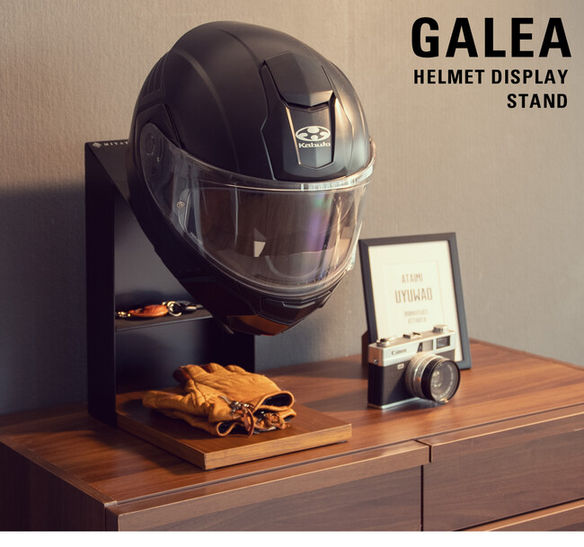 ヘルメットとバイカーの必需品をまとめて飾れる卓上収納スタンド『GALEAシリーズ』の新商品が、大好評につき「3名様」に当たるX(Twitter）でキャンペーンを開始します。