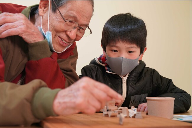 子どもたちと高齢者のお正月イベントを開催