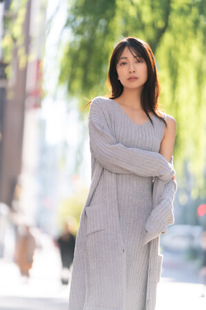 女優・小島梨里杏、「大人の恋」をテーマに大胆な撮影に挑んだ卓上カレンダーが発売決定！