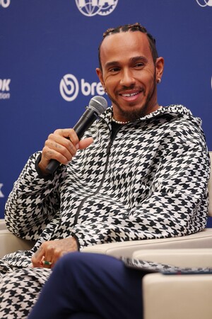 【BURBERRY】ルイス・ハミルトンがFIA表彰式での記者会見でバーバリーを着用
